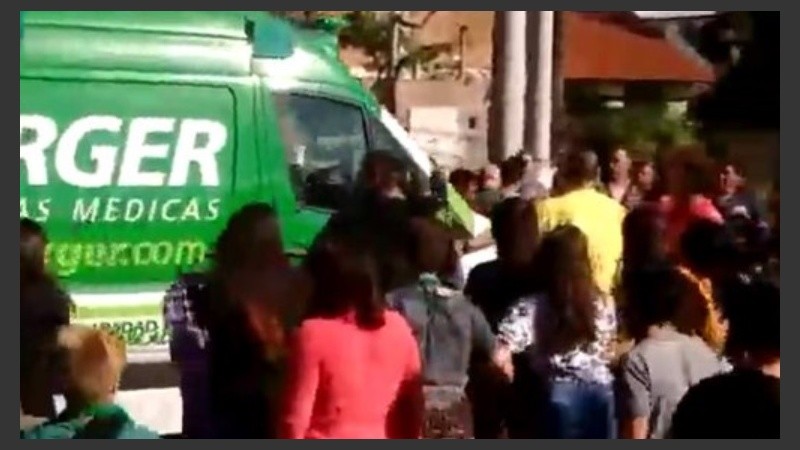 Una ambulancia llegó para socorrer al delegado.