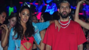 Tini y el Kun juegan con su amistad.