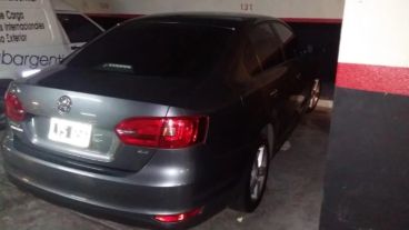 El vehículo empleado en el ataque que dejó un muerto y un diputado herido.