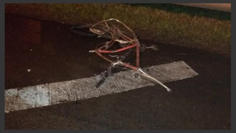 Así quedó la bicicleta del hombre que murió atropellado por un camión. 