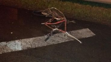 Así quedó la bicicleta del hombre que murió atropellado por un camión.