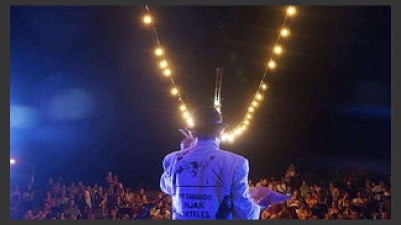 Espectáculo unipersonal de humor excéntrico musical.