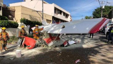 La avioneta quedó destruida en medio de la calle.