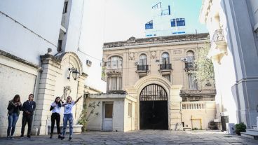 Visitantes en uno de los patios de la antigua residencia Pinasco, edificio que data del año 1929.