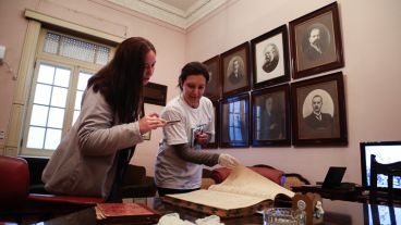 Dos mujeres revisan material de archivo de la Sociedad Rural Argentina en el edificio de Córdoba 1826.