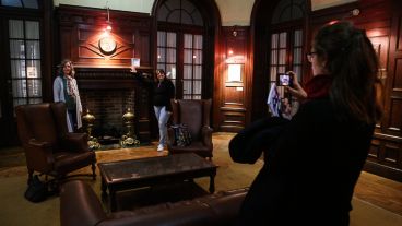 Mujeres se sacan una foto en el interior de la antigua residencia Pinasco ahora sede del rectorado de la UNR en Córdoba 1814.