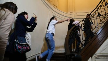 Visitantes de todas las edades pueden recorrer el interior de las viviendas propuestas.