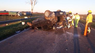 El Renault Logan volcó a la altura de Paraje Rabiola.