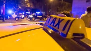 Un taxista fue baleado en un presunto asalto a mano armada.