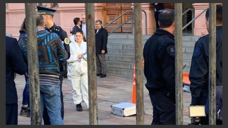 La Policía Federal trabajó en la escena donde se encontró el arma.