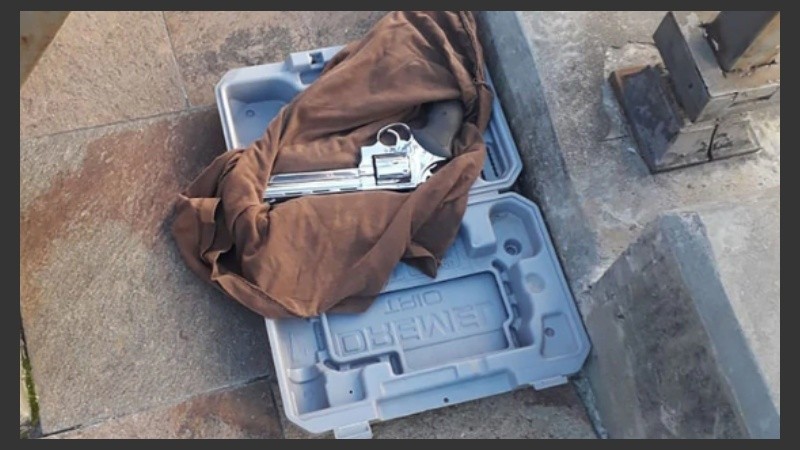 El revólver que estaba en el interior del maletín.