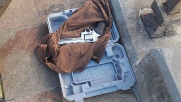 El revólver que estaba en el interior del maletín.