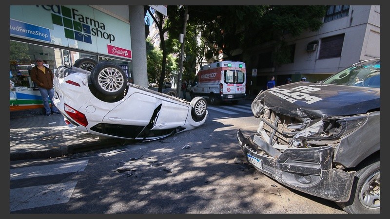Así quedó el Ford Fiesta tras ser embestido por el patrullero policial.
