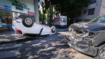 Así quedó el Ford Fiesta tras ser embestido por el patrullero policial.