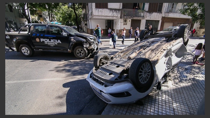 Así quedó el Ford Fiesta tras ser embestido por el patrullero policial.