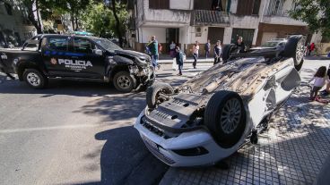 Así quedó el Ford Fiesta tras ser embestido por el patrullero policial.