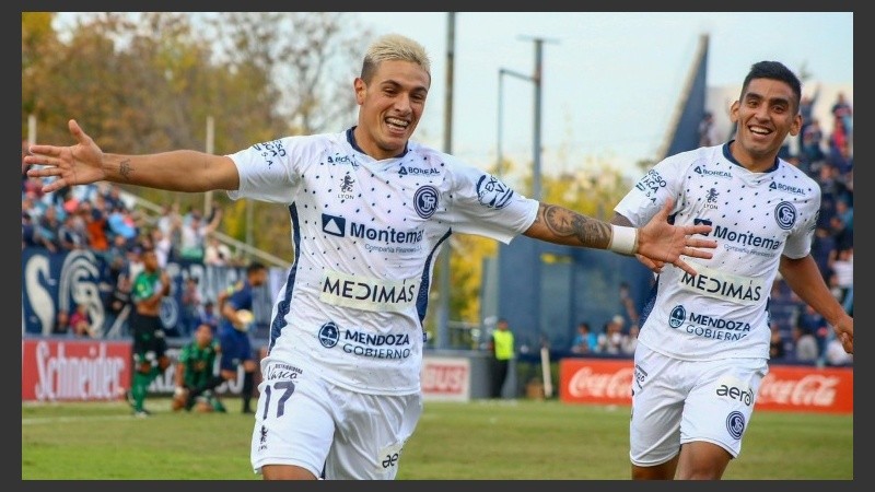 Tissera festejando uno de sus goles a Nueva Chicago. 