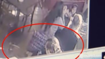 El momento del robo quedó registrado por las cámaras del bar.