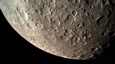 La Luna tiembla mientras se encoge.