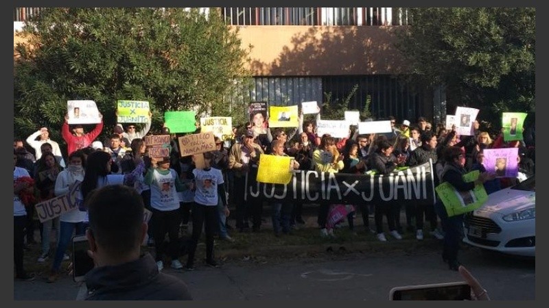 Unas 150 personas se sumaron al pedido de justicia frente a los tribunales. 