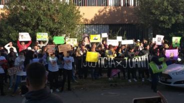 Unas 150 personas se sumaron al pedido de justicia frente a los tribunales.