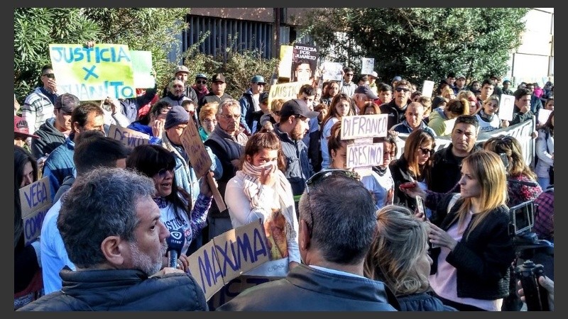 Unas 150 personas se sumaron al pedido de justicia frente a los tribunales.