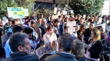 Unas 150 personas se sumaron al pedido de justicia frente a los tribunales.
