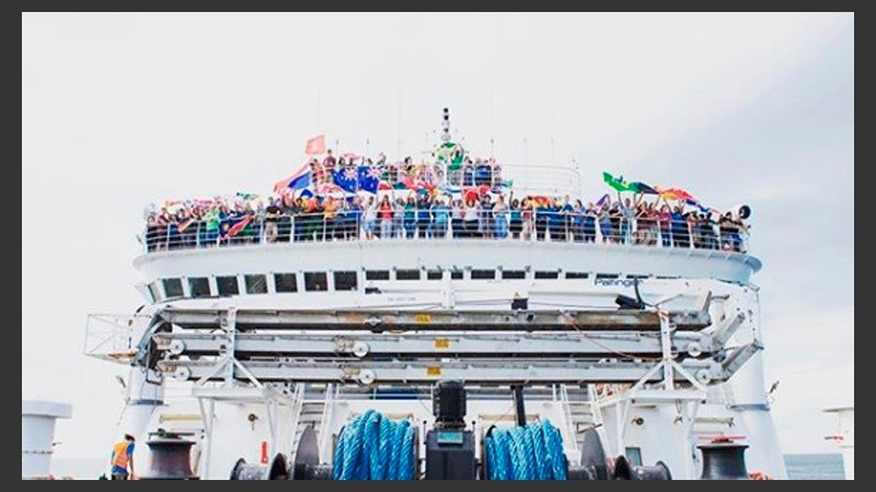 Un barco que viaja por el mundo y ofrece un intercambio cultural.