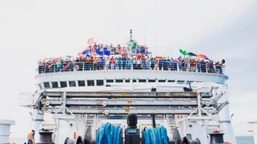 Un barco que viaja por el mundo y ofrece un intercambio cultural.