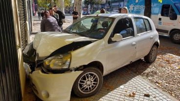 El Clío blanco se subió a la vereda y chocó el frente de un local.
