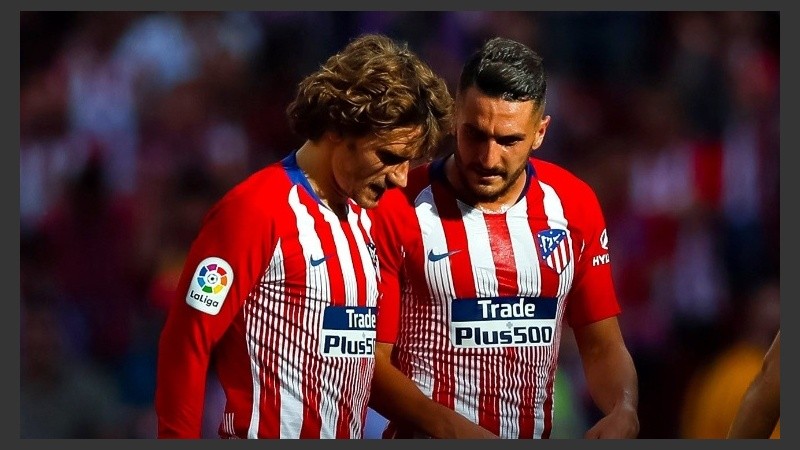Griezmann (izquierda) habló con el Cholo y los dirigentes.