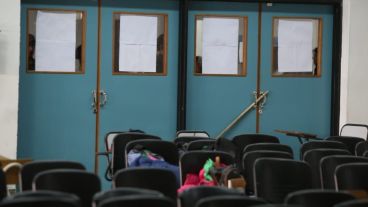 Las puertas del lugar donde se iba a votar fueron trabadas.