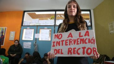 El grupo que tomó el salón denunció "intervención del rector".