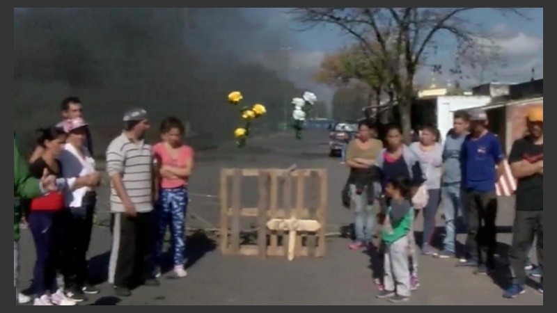 Los familiares simularon una tumba en la calle que cortaron para protestar.