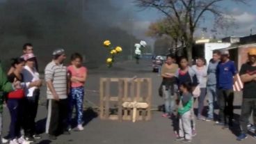 Los familiares simularon una tumba en la calle que cortaron para protestar.