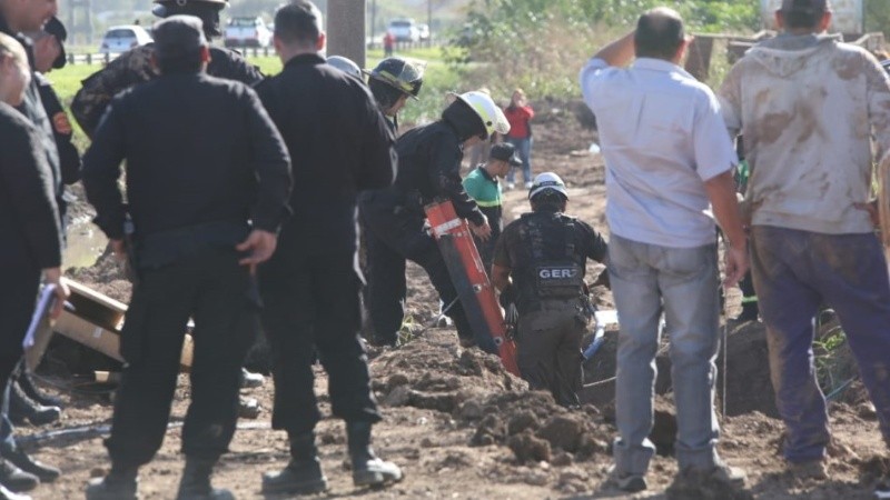 Los rescatistas en el pozo donde se produjo el derrumbe.