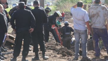 Los rescatistas en el pozo donde se produjo el derrumbe.