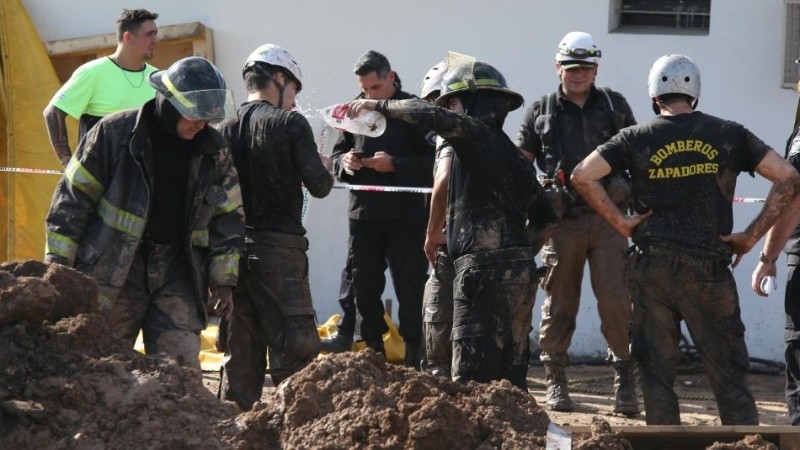 Los rescatistas en el pozo donde se produjo el derrumbe.