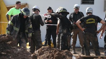 Los rescatistas en el pozo donde se produjo el derrumbe.