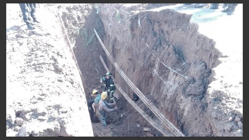 Tras el derrumbe, el obrero quedó a unos tres metros de profundidad.