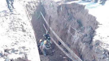 Tras el derrumbe, el obrero quedó a unos tres metros de profundidad.