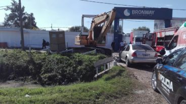 Tras el derrumbe, el obrero quedó a unos tres metros de profundidad.
