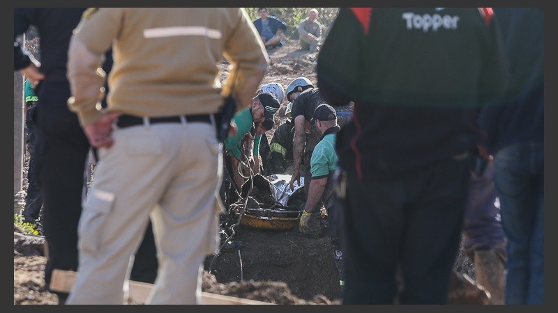 El momento en que retiran el cadáver del trabajador de la zona del derrumbe.