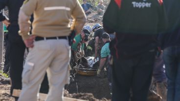 El momento en que retiran el cadáver del trabajador de la zona del derrumbe.