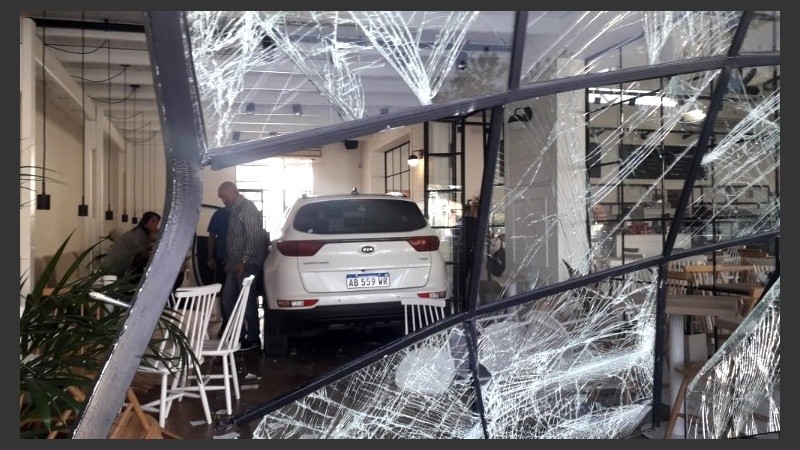 El Kia quedó entre mesas y sillas luego de atravesar los cristales.