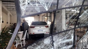 El Kia quedó entre mesas y sillas luego de atravesar los cristales.