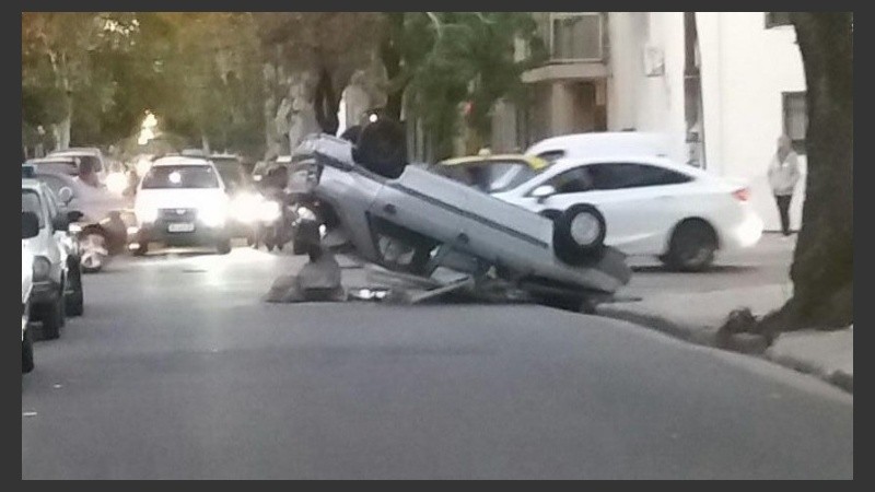 El Renault 11 quedó dado vuelta tras ser chocado por un colectivo.