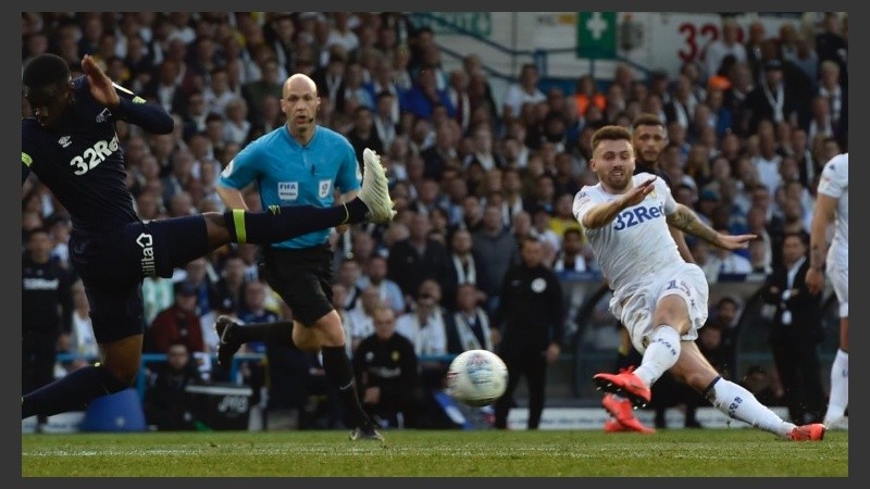 Serios errores defensivos le costaron la clasificación al Leeds.