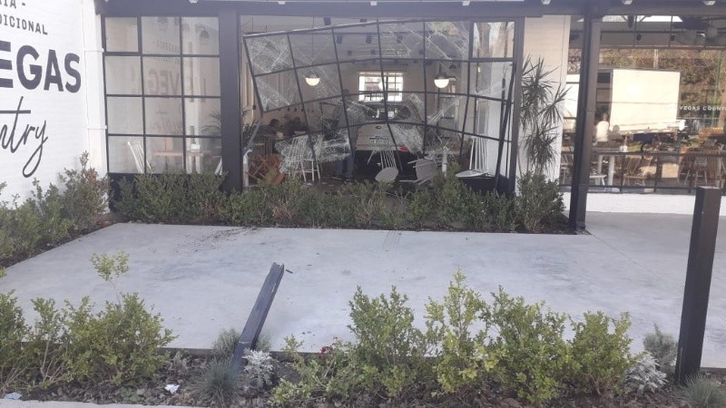 El Kia quedó entre mesas y sillas luego de atravesar los cristales.