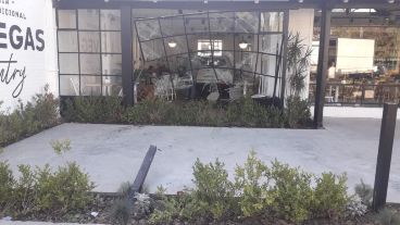 El Kia quedó entre mesas y sillas luego de atravesar los cristales.